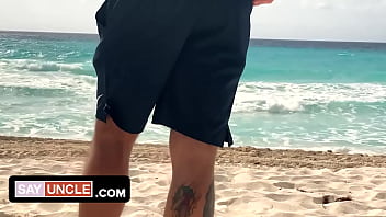 Ragazzo latino tatuato si fa riempire il culo per soldi