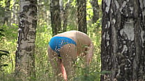 Voyeur guarda una milf all'inizio della gravidanza all'aperto mentre cammina nel bosco e si spoglia Feticismo amatoriale che fa capolino