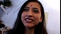 Esposa indiana quer fazer sua primeira dupla penetração, então marido convida o vizinho para ajudar