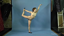 Mila Gimnasterka gata cabeluda e apertada fazendo ginástica