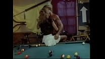 かわいいひよこは彼女のhandsoneボーイフレンドの日を作ることに決めて、彼女がセックスをすることを提案したプールのために彼に本当のテーブルを提示しました