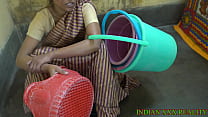 Povera mendicante donna indiana scopa con una voce hindi chiara