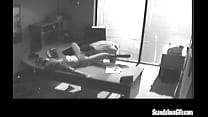 Una troia d'ufficio sbatte il capo su un sex tape segreto