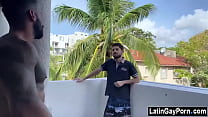 Ragazzo latino si arrampica nella stanza dei vicini per fare sesso gay
