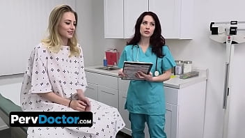 Une patiente blonde mince laisse le docteur Perv et son infirmière au cul chaud étirer sa chatte serrée d'