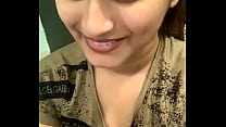 Desi Girl Talking auf Live Cam zeigt große Titten und tiefes Dekolleté