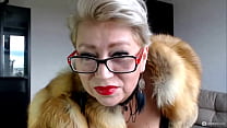 毛皮のコートを着た成熟したロシアのウェブカメラ売春婦AimeeParadiseは彼女の仮想奴隷に直面して煙を吹きます！
