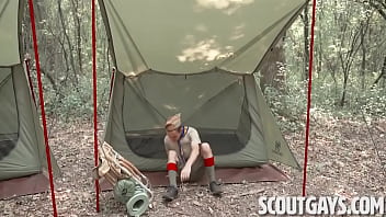 Il capo scout Kamp ha scopato il suo scout mentre raccoglieva legna