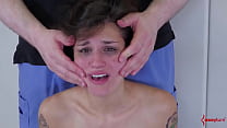 Une esclave jeune fille BDSM se fait baiser le visage