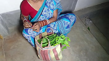 Une villageoise gloussante par un oncle de la ville vendant des légumes