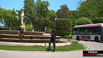 エロティックなランジェリーを着ている間、屋外で吸う公共のヨーロッパ人