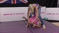 Reggiseno e Mutandine Match (Strip-Wrestling Match) w, Loser viene legato in un pannolino (pannolino)!! ~ Chloe Fame contro Tammy Pink | (ottobre 2021)