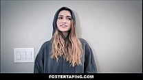 FosterTaping.com - Winzige neue Pflegetochter Dreier mit MILF-Pflegemutter und -vater - Sera Ryder, Crystal Rush, Johnny Castle
