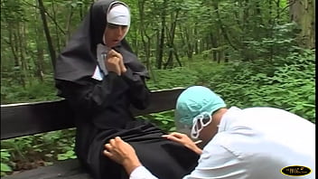 En el cementerio, una religiosa no se deja rogar para ser follada por un médico que pasa