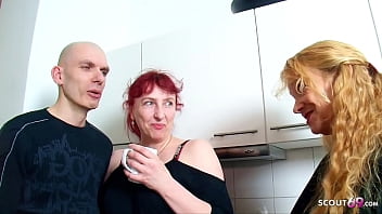Una casalinga tedesca matura regala al marito il suo primo trio FFM in cucina