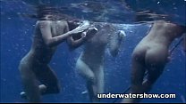 Trois filles nageant nue dans la mer