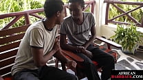 Африканский твинк отсасывает партнеру необрезанный хуй перед сексом без презерватива