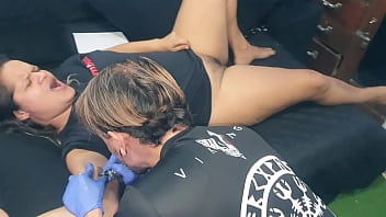 Paty Bumbum paga tatuagem com seu Xerecard  gigante ao Alemão Tatuador  . Gatopg2019