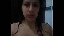 Sexy Lily nass in der Dusche