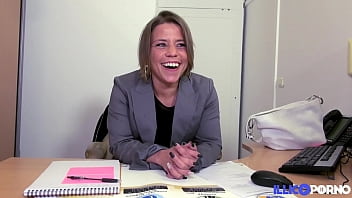 Myriam, comptable sexy, enculée sur son bureau
