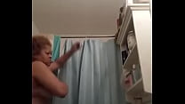 Настоящий внук записывает свою настоящую бабушку в душ