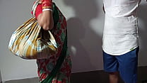 Une jeune tante qui est venue vendre des ustensiles a été farouchement baisée - d'une voix claire en hindi