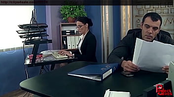 Preciosa secretaria castigada en la oficina. Le encanta la dominación de su jefe y tiene orgasmos a chorros.