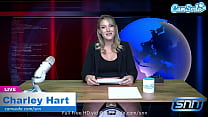 Camsoda - Heiße blonde Milf reitet Sybian und masturbiert während der Nachrichtensendung