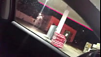 Rucken im Auto an einer Tankstelle