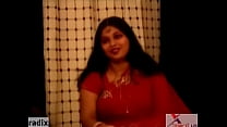 paia di grasso indiano zia in sari rossi