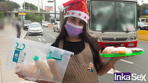 A vísperas de navidad, latina ambulante recibe su pedazo de carne