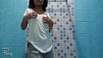 Очаровательная юная филиппинка принимает душ
