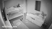 Câmera espiã real no quarto dos garotos à noite