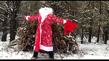 ロシアのサンタクロースは森の中で彼の大きなディックをけいれんし、2022年の新年の贈り物として彼の精子を送ります！