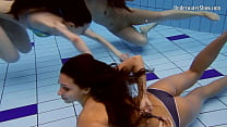 Веселые обнаженные девушки шаловятся в бассейне