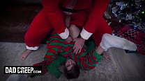 DadCreep - Süßer Junge im Elfen-Strampler bekommt sein enges Arschloch von seinem Stiefvater im Weihnachtskostüm gedehnt