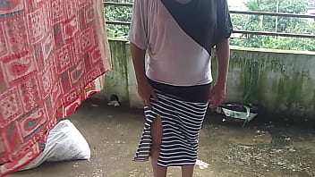¡Vecina, que estaba secando ropa, sedujo a su cuñada y se la folló en el dormitorio! XXX nepalí Sexo