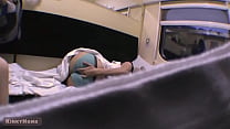 Masturbação de garota pega no trem público