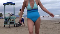 Belle mère latine s'exhibe sur la plage en bikini, se masturbe avant de baiser avec l'ami de son beau-fils