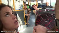 Брюнетку с кляпом во рту трахнули в общественном автобусе