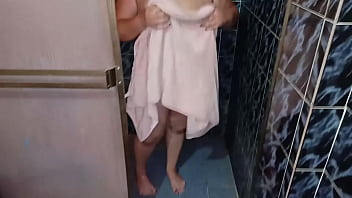 Espionnant ma BELLE-MÈRE pendant qu'elle prend une douche quand j'entre, elle me demande de l'aider à se sécher et finit par me sucer la BITE