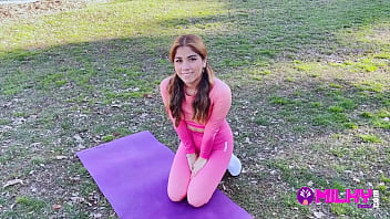 Fã gordinha consegue foder e encher a bucetinha de leite de uma atriz peruana que encontrou fazendo exercícios no parque