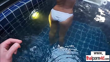 Cherry, une jeune fille thaïlandaise amateur maigre baisée par une grosse bite européenne au bord de la piscine