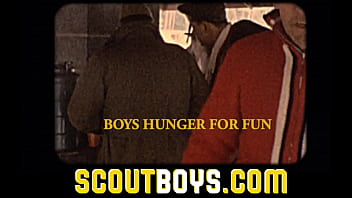 ScoutBoys - süßer rothaariger Pfadfinder wird von gutaussehendem Scoutmaster ohne Sattel gefickt