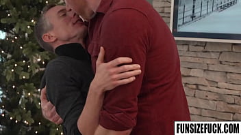 FunSizeFuck.com - ¡El hombre pequeño Joshua Oaks abraza a su osito de peluche en agonía mientras su culo literalmente es partido en dos mitades por un hombre colosal, Legrand Wolf!