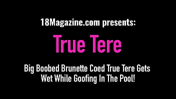 Big Boobed Brunette Coed True Tere se molha enquanto brinca na piscina!
