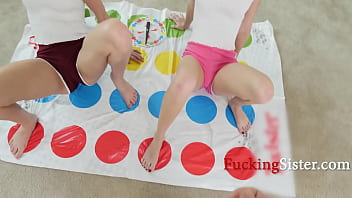 Giocare a Twister con le sue sorelle adolescenti - (Trio POV)