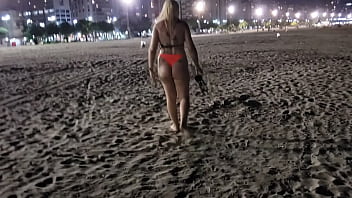 Tchan blonde showing tits and pussy on the beach