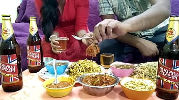 L'amante ha preparato del cibo speciale per il sahib e mentre mangiava ha baciato la figa. Hindi con voce sexy. Ashù di Mumbai