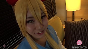 [HentaiCosplay] Belle cosplayeuse aux cheveux blonds en uniforme, Ichika Ayamori, fait une grosse pipe ! Elle termine avec une branlette!